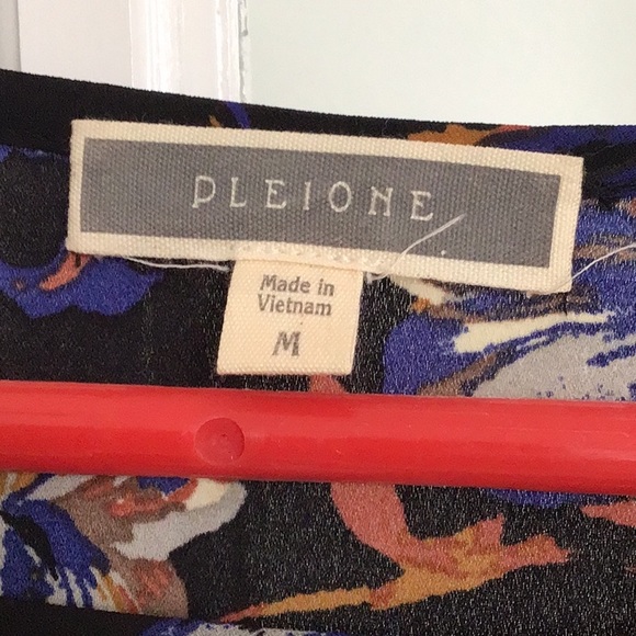 5/$20 Pleione black floral long sleeve top, M. Smocked sleeve cuff, EUC - Picture 2 of 5